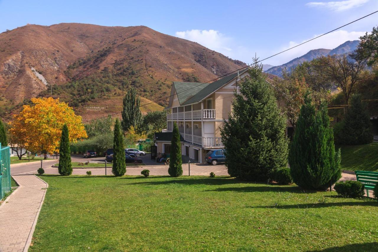 Sunkar Hotel Almaty Esterno foto